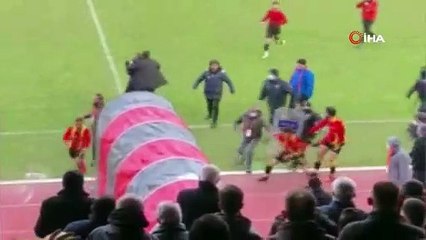 Maç bitti, futbolcular tekme tokat savaşı başladı