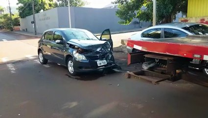 Sol atrapalha visão e carros se envolvem em colisão no Centro