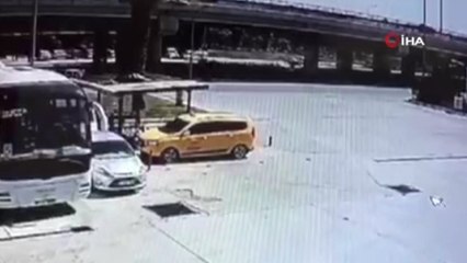 Kaza yaptığı otomobilden kendini dışarı zor attı