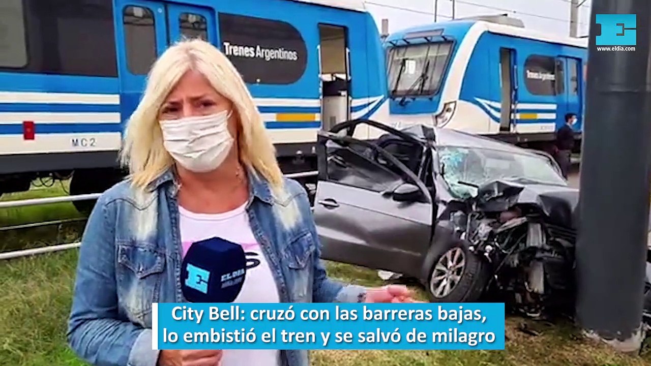 City Bell cruzó con las barreras bajas, lo embi...