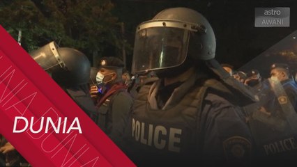 Protes Thailand: Polis melepaskan gas pemedih mata terhadap penunjuk perasaan