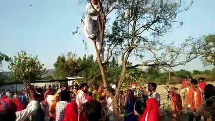 महिलाओं ने जमकर बरसाए युवको पर डण्डे