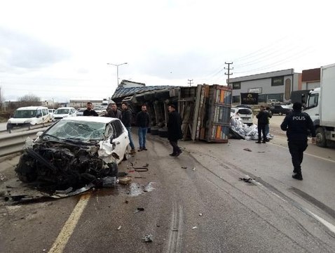 BURSA'DA OTOMOBİLLE ÇARPIŞAN 20 TON SU YÜKLÜ TIR DEVRİLDİ: 1 YARALI