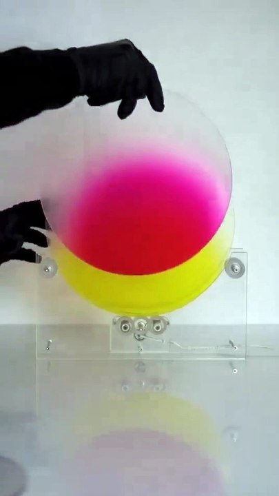 Kinetic artwork by Felipe Pantone  #designtherapy #product #productdesign #industrialdesign #designinspiration #designer #productdesigner #industrialdesigner #therapydesign #therapy #design #products #designmaster #masterdesigner #producers #decor #art