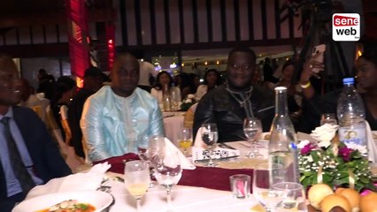 Écoutez les dures vérité de Gabriel Kane très splendide dans une belle robe avec son tailleur Pape