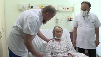 Aortu yırtılan emekli hemşire yapay damarla yaşama tutundu