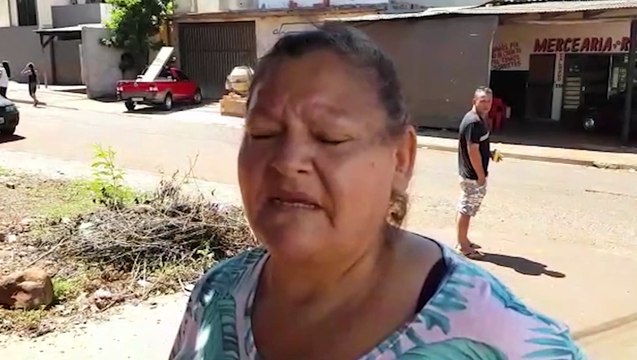 Conforme moradores, gordura que escorreu de bueiro está provocando acidentes no Bairro Interlagos