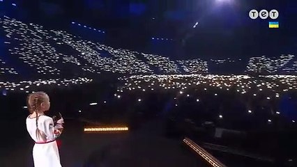 Menina que encantou o Mundo desde um bunker cantou hino da Ucrânia num evento solidário da Polónia