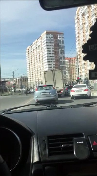 Des vents puissants secouent ce camion comme un ballot de paille