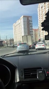 Des vents puissants secouent ce camion comme un ballot de paille