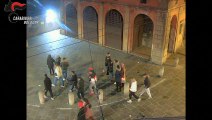 Bologna, una rapina alla base della rissa in via Zamboni: 4 arresti. Le immagini dei carabinieri