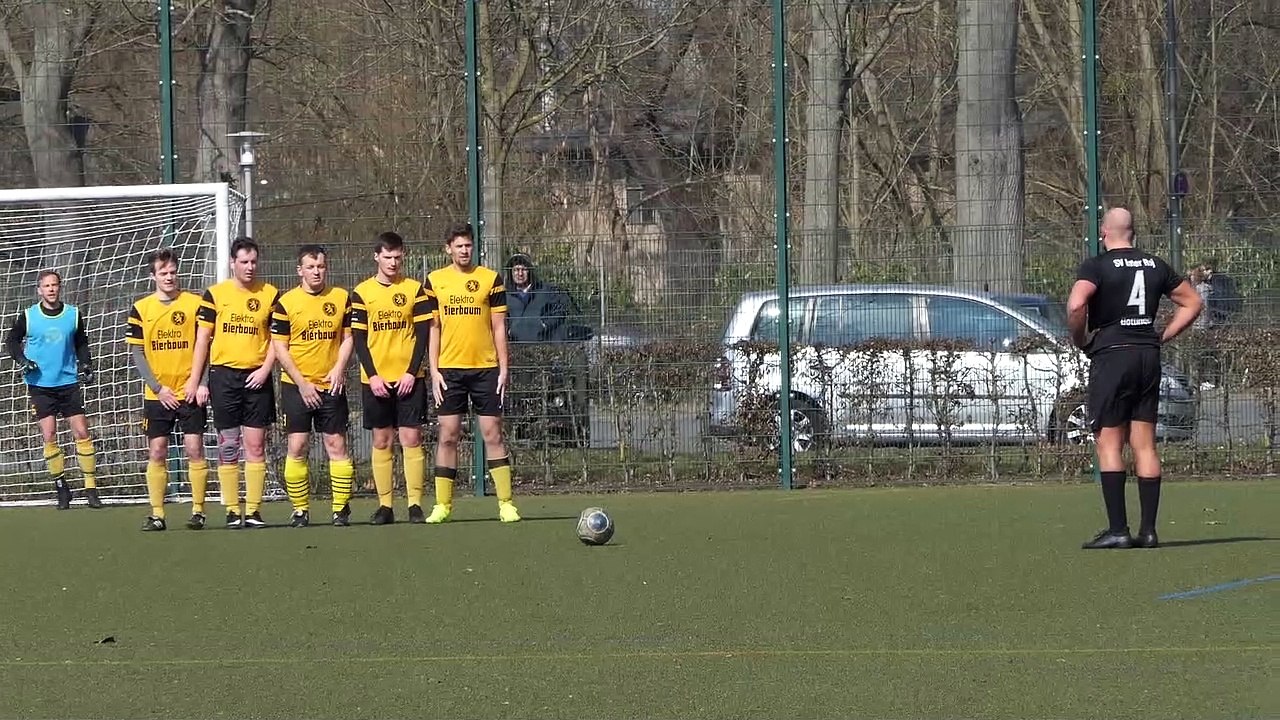 Parade von Bastian Bierbaum im Tor des Bovender SV gegen Inter Roj