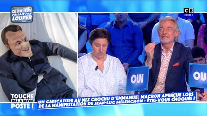 Emmanuel Macron caricaturé avec un nez crochu lors d'une manifestation de La France Insoumise