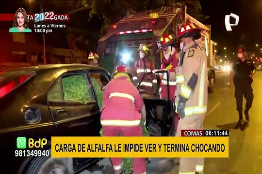 Comas: Conductor que transportaba alfalfa choca contra camión de basura
