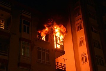 ÜÇLÜ PRİZDEN ÇIKAN YANGIN EVİ KÜLE ÇEVİRDİ