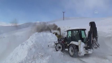 Atlı kızaktan düşen vatandaşa ulaşan ekipler yoğun kara rağmen hastaneye ulaştırdı