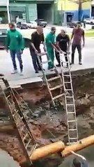 Carro é engolido por cratera e motorista é resgatado