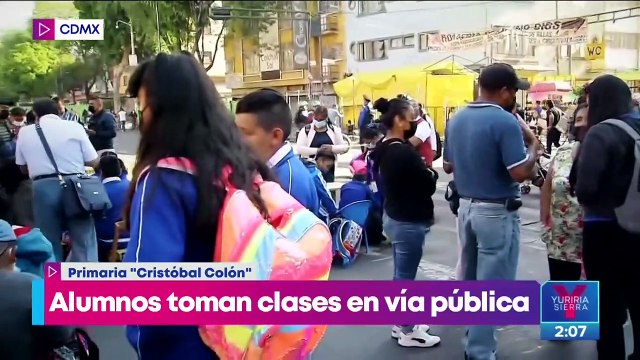 Alumnos de primaria llevan seis días tomando clases en la banqueta