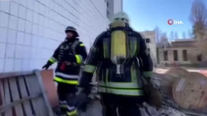 Yangına müdahale eden Ukrayna Acil Durumlar Servisi personeli çatışmanın ortasında kaldı