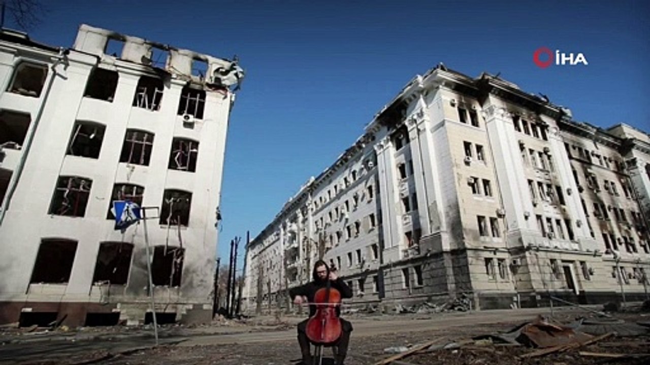 Rus saldırılarında harabeye dönen binalar önünde çello çalarak yardım istedi