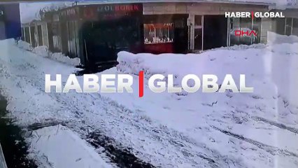 Bitlis'te bir kişi, kar kütlelerinin altında kalmaktan son anda kurtuldu