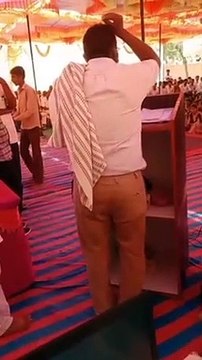 school- वार्षिकोत्सव समारोह में मंच पर दो शिक्षक भिड़े, वीडियो वायरल