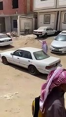 معلّم ينظم حركة السير أمام مدرسة بمكة لحماية الطلاب من حوادث الدهس