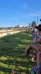 Fusca capota na linha de chegada do arrancadão em Campo Mourão