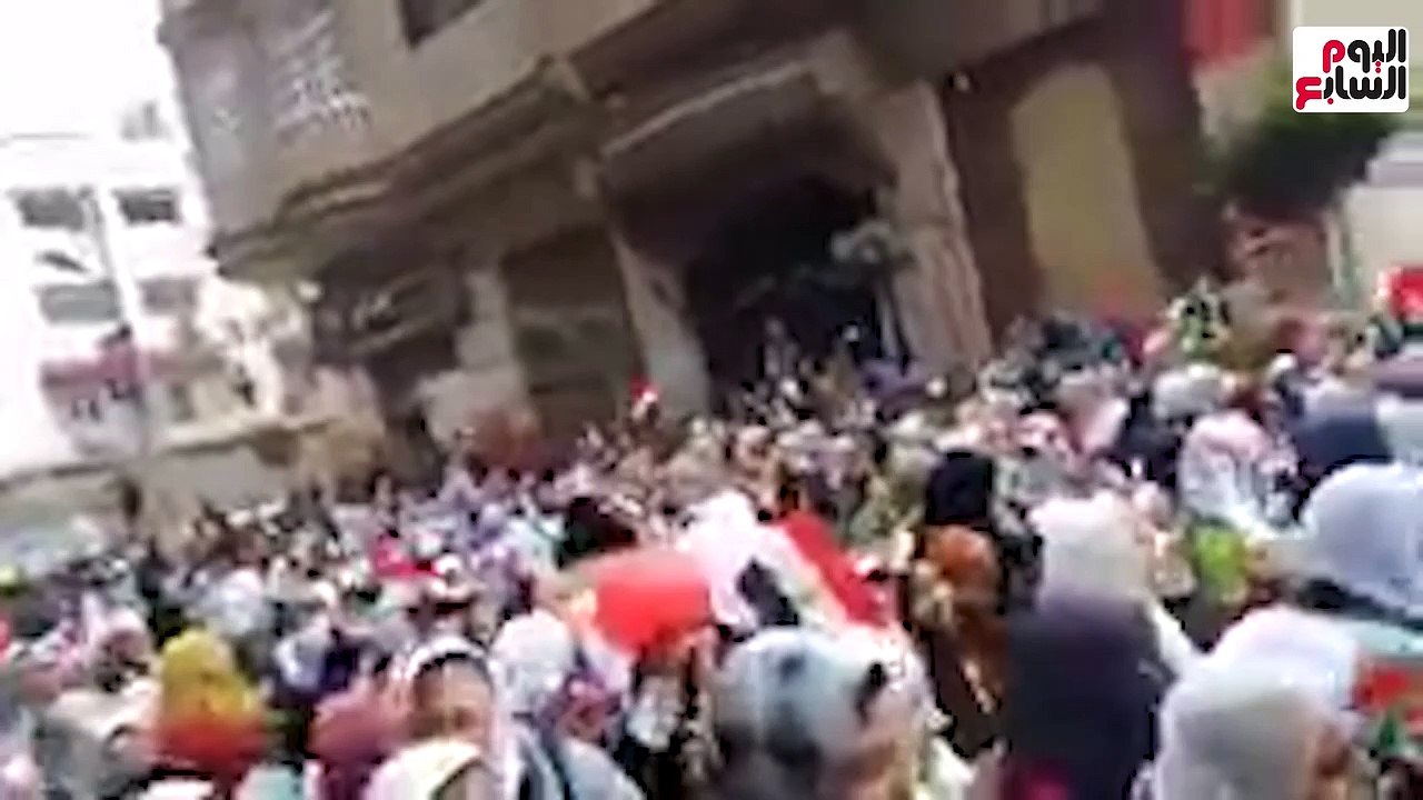 ممر شرفى وسط زغاريد الطالبات بكفر الشيخ لتوديع مديرة مدرسة قضت بها 14 سنة