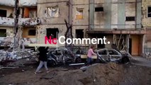 بدون تعليق: سكان كييف يعودون إلى منازلهم المتضررة جراء القصف