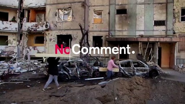 بدون تعليق: سكان كييف يعودون إلى منازلهم المتضررة جراء القصف
