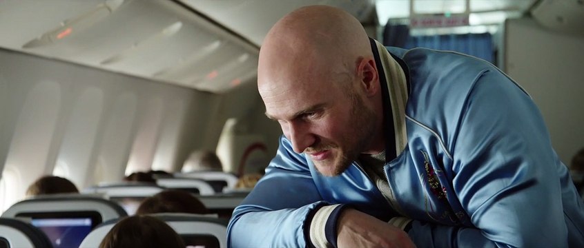 La Revanche des Crevettes Pailletées Film Extrait - Un hétéro dans l'équipe