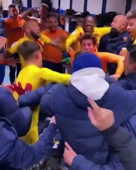 Los jugadores del Barça celebran la victoria en el clásico con una olla