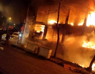 Beylikdüzü'nde ikinci el eşya satan iş yeri alev alev yandı