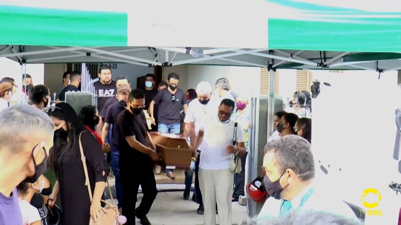 Sepultamento de mãe e filho mortos por adolesce...