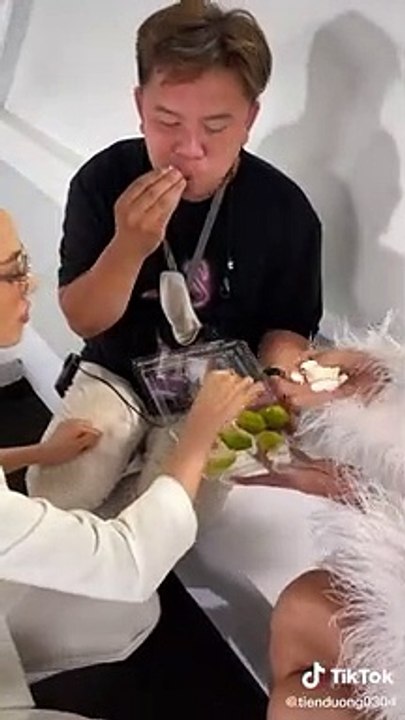 H'Hen giản dị, ăn trái cây cùng Võ Hoàng Yến ở hậu trường