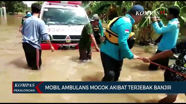 Mobil Ambulans Mogok di Tengah Kepungan Banjir