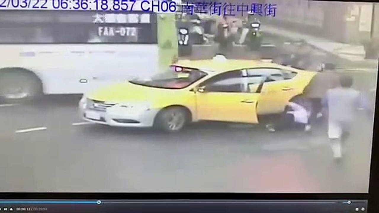 小黃運將拒載酒客遭毆 路人見義勇為壓制醉漢