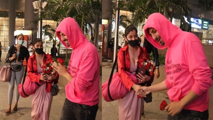 Kartik Aryan को मुम्बई एयरपोर्ट पर 2 लड़कियों ने Rose देकर किया प्रोपोज़, Viral Video | FilmiBeat