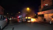 Bursa'da bir otomobil, sahibinin gözü önünde alev alev yandı