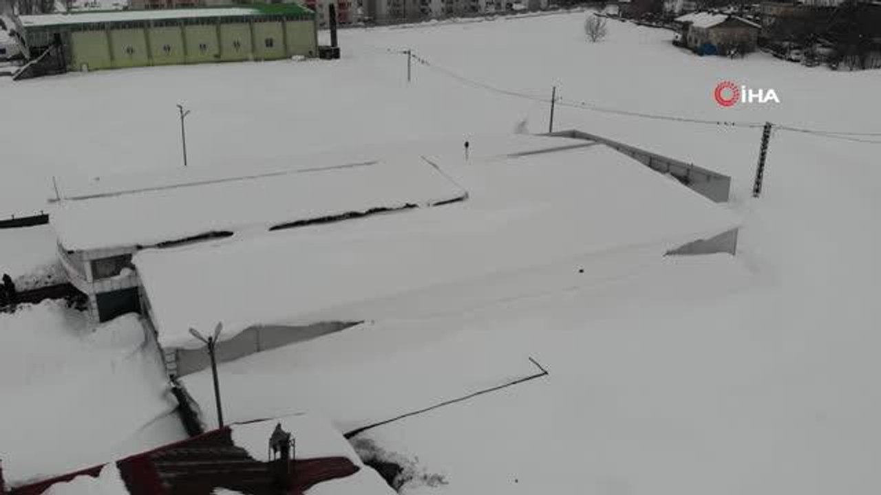 Bitlis'te kar kapı ve pencereleri kapattı... Kara gömülen iş yerinin sahibi çıkış yolu arıyor