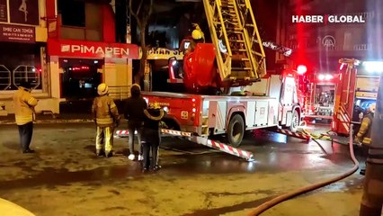 Beylikdüzü’nde ikinci el eşya satan iş yeri alev alev yandı