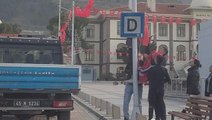 Yoldan geçerken yerde Türk bayrağı gören patenli gençlerin hassasiyeti duygulandırdı