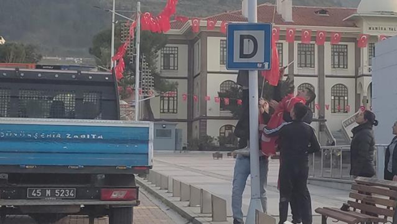 Yoldan geçerken yerde Türk bayrağı gören patenli gençlerin hassasiyeti duygulandırdı