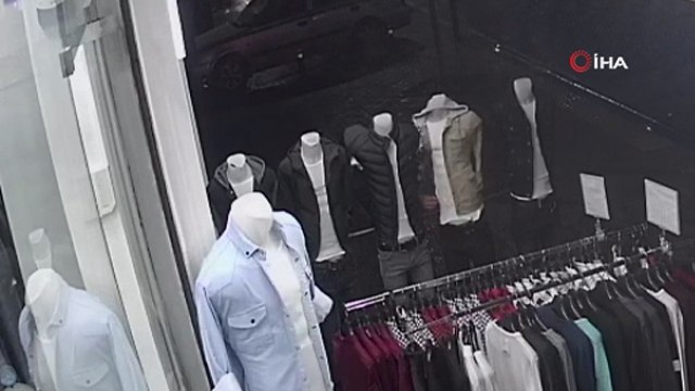 Bağcılar'da mankenin üzerindeki kıyafeti çalan hırsız kamerada