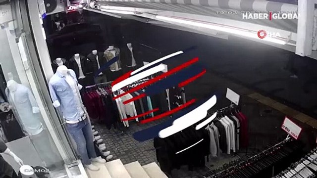 Bağcılar'da cansız mankenin üzerindeki ceketi çalıp kaçan hırsız güvenlik kamerasına yakalandı