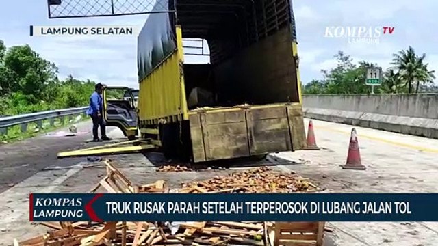 Truk Bermuatan Buah Terperosok ke Dalam Lubang Perbaikan Tol