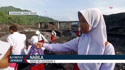 Скачать видео: Relawan Gendong Siswa SD Seberangi Aliran Lahar Semeru