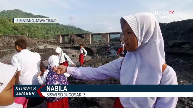 Relawan Gendong Siswa SD Seberangi Aliran Lahar Semeru