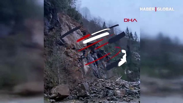Rize’nin Hemşin ilçesinde heyelan! Düşen kayalar yolu kapattı